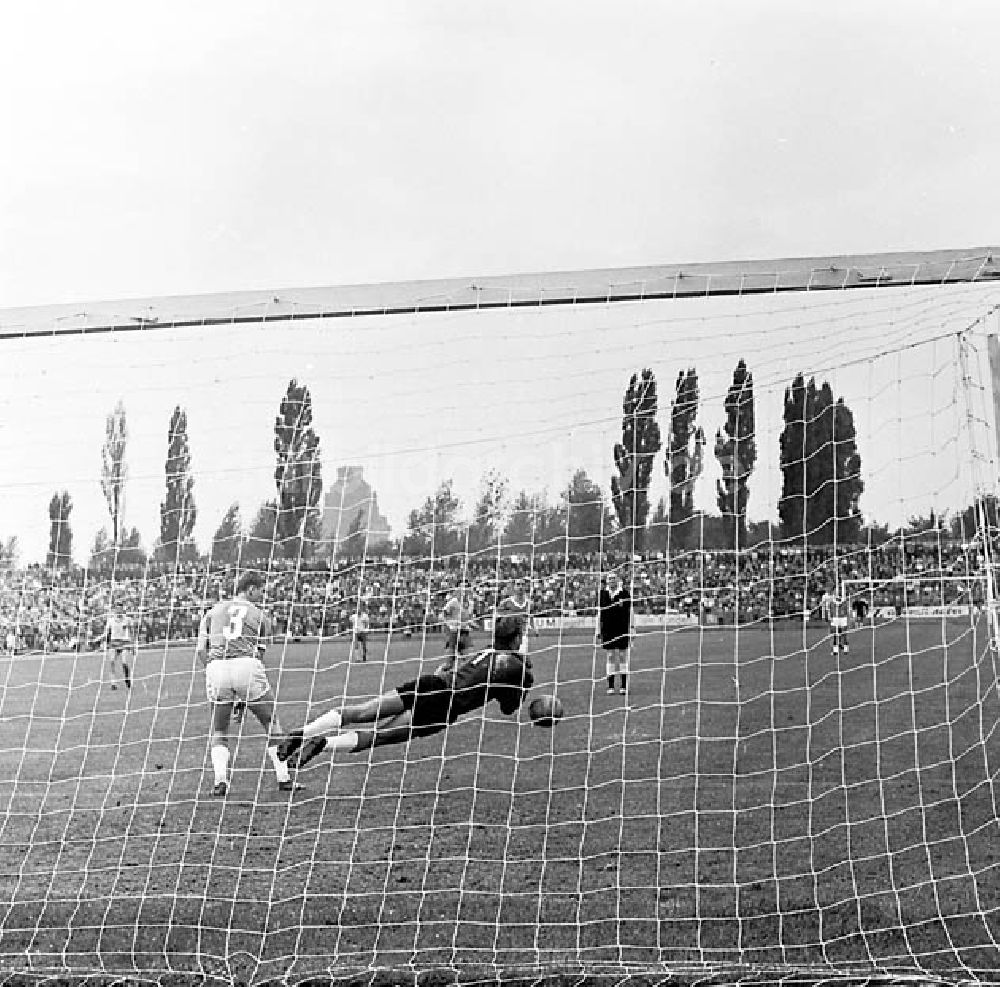DDR-Bildarchiv: Leipzig/ Sachsen - 1967 Oberliga-Punktspiel: 1