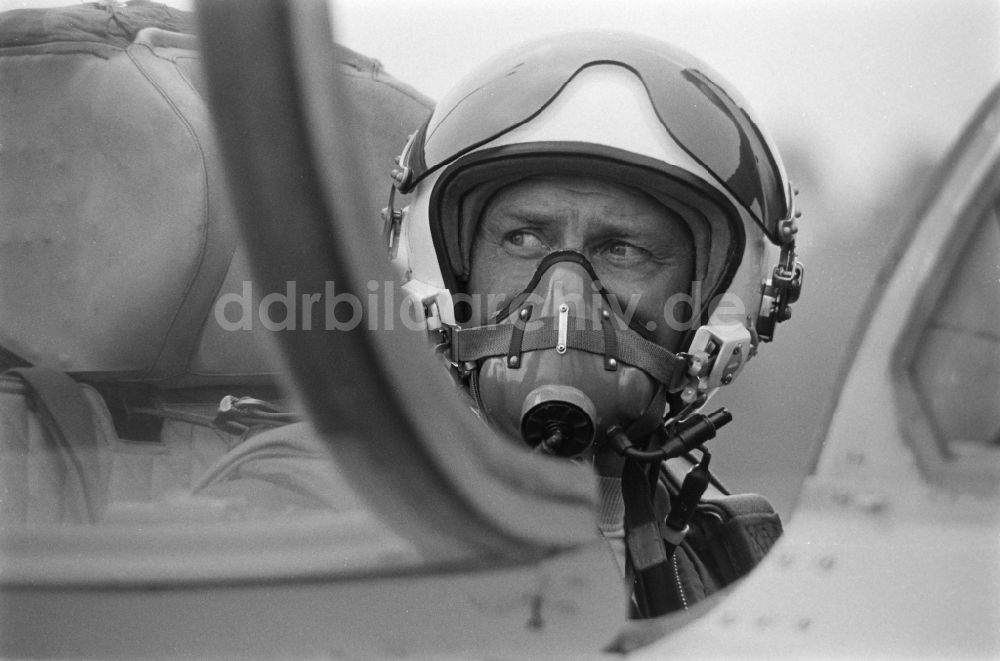 DDR-Fotoarchiv: Marxwalde - Neuhardenberg - Oberst Sigmund Jähn im Cockpit einer MiG 21F-13 in Marxwalde, dem heutigen Neuhardenberg in der DDR Deutsche Demokratische Republik