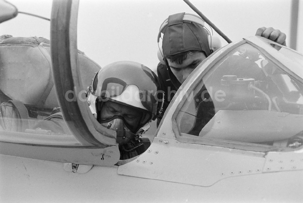 Marxwalde - Neuhardenberg: Oberst Sigmund Jähn im Cockpit einer MiG 21F-13 in Marxwalde, dem heutigen Neuhardenberg in der DDR Deutsche Demokratische Republik