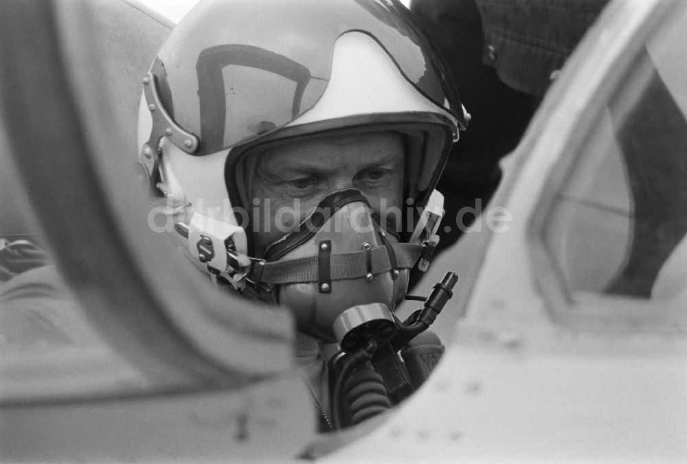 DDR-Bildarchiv: Marxwalde - Neuhardenberg - Oberst Sigmund Jähn im Cockpit einer MiG 21F-13 in Marxwalde, dem heutigen Neuhardenberg in der DDR Deutsche Demokratische Republik