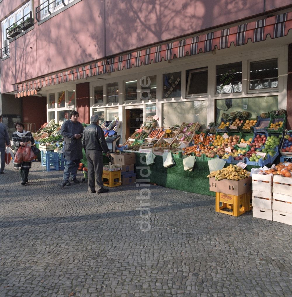 Berlin - Mitte: Obst- und Gemüsestand in Berlin - Charlottenburg