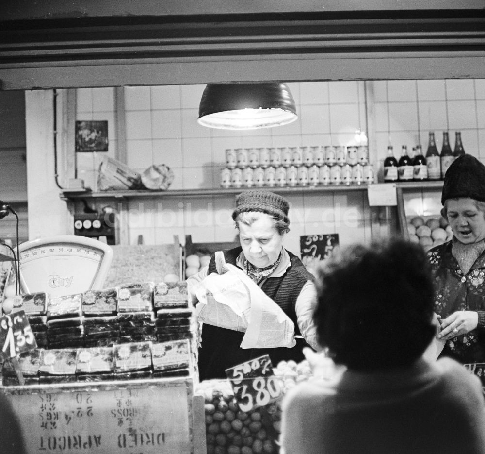 DDR-Fotoarchiv: Berlin - Obst- und Gemüsestand in der Markthalle am Alexanderplatz in Berlin, der ehemaligen Hauptstadt der DDR, Deutsche Demokratische Republik