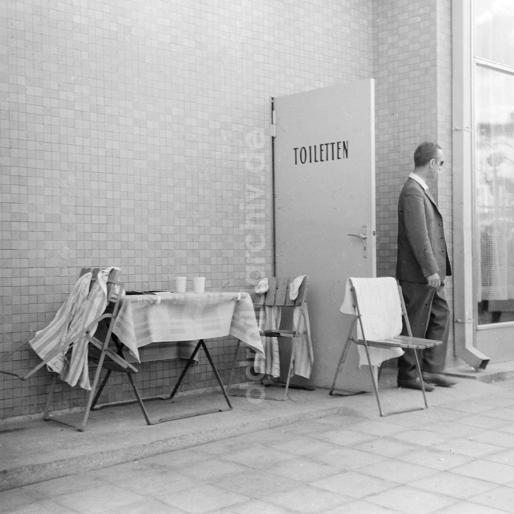 Berlin: öffentliche Toilette am Müggelturm in Berlin, der ehemaligen Hauptstadt der DDR, Deutsche Demokratische Republik