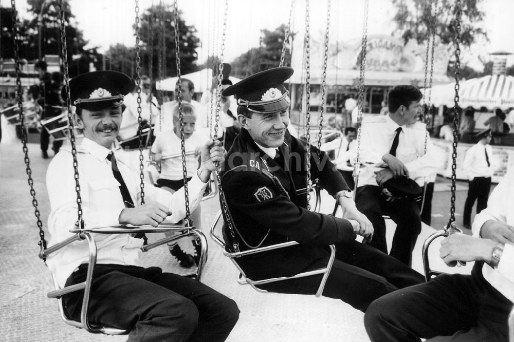 DDR-Bildarchiv: Berlin - Offiziere der russischen Streitkräfte in Deutschland auf einen Rummel in Berlin- Tegel 1989