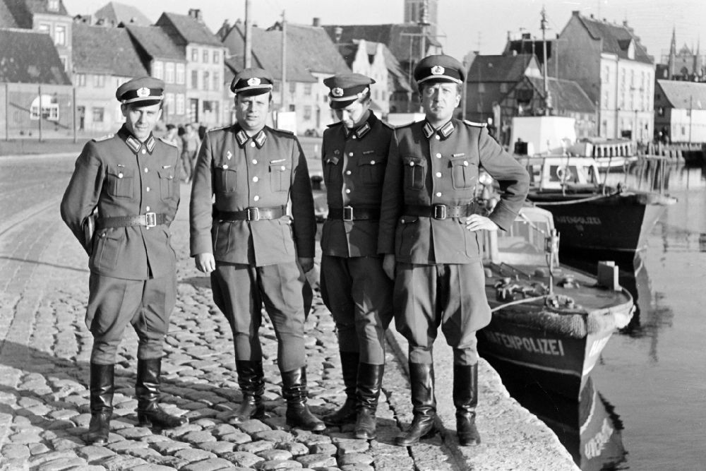 DDR-Fotoarchiv: Wismar - Offiziere der Schiffe der Hafenpolizei im Stadthafen in Wismar in der DDR
