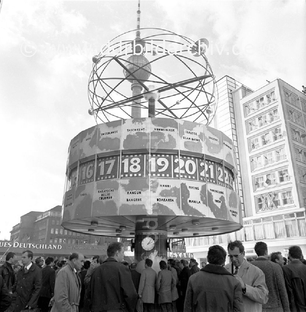 Berlin: Oktober 1969 Berlin. Weltzeituhr mit Urania-Säule am Alexanderplatz.