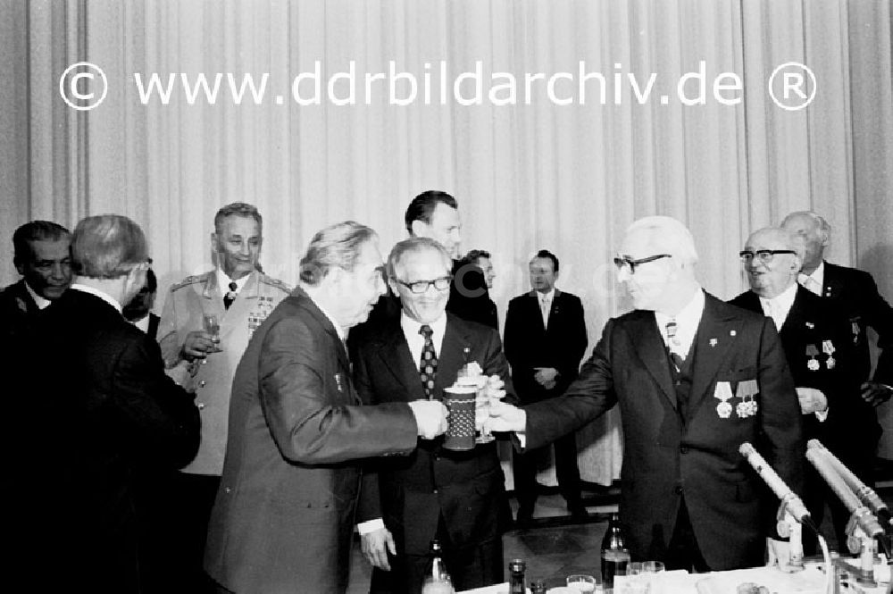 DDR-Bildarchiv: Berlin - 7.Oktober 1974 Festessen mit Breshnew im Staatsrat.