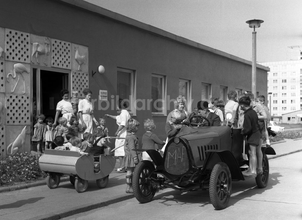 Berlin: Oldtimer F5 des Automobilherstellers MAF vor einem Kindergarten in Ostberlin in der DDR