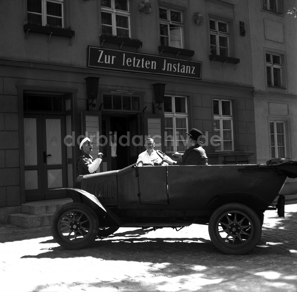 DDR-Fotoarchiv: Berlin - Oldtimer F5 des Automobilherstellers MAF vor der Gaststätte Zu letzten Instanz in Ostberlin in der DDR