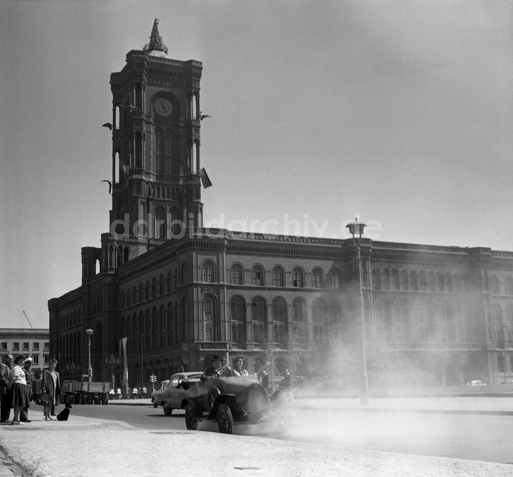 DDR-Fotoarchiv: Berlin - Oldtimer F5 des Automobilherstellers MAF vor dem Roten Rathaus in Ostberlin in der DDR
