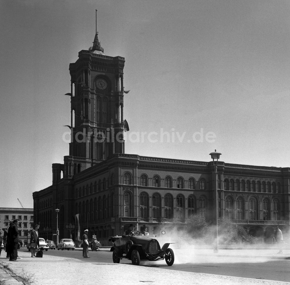 Berlin: Oldtimer F5 des Automobilherstellers MAF vor dem Roten Rathaus in Ostberlin in der DDR