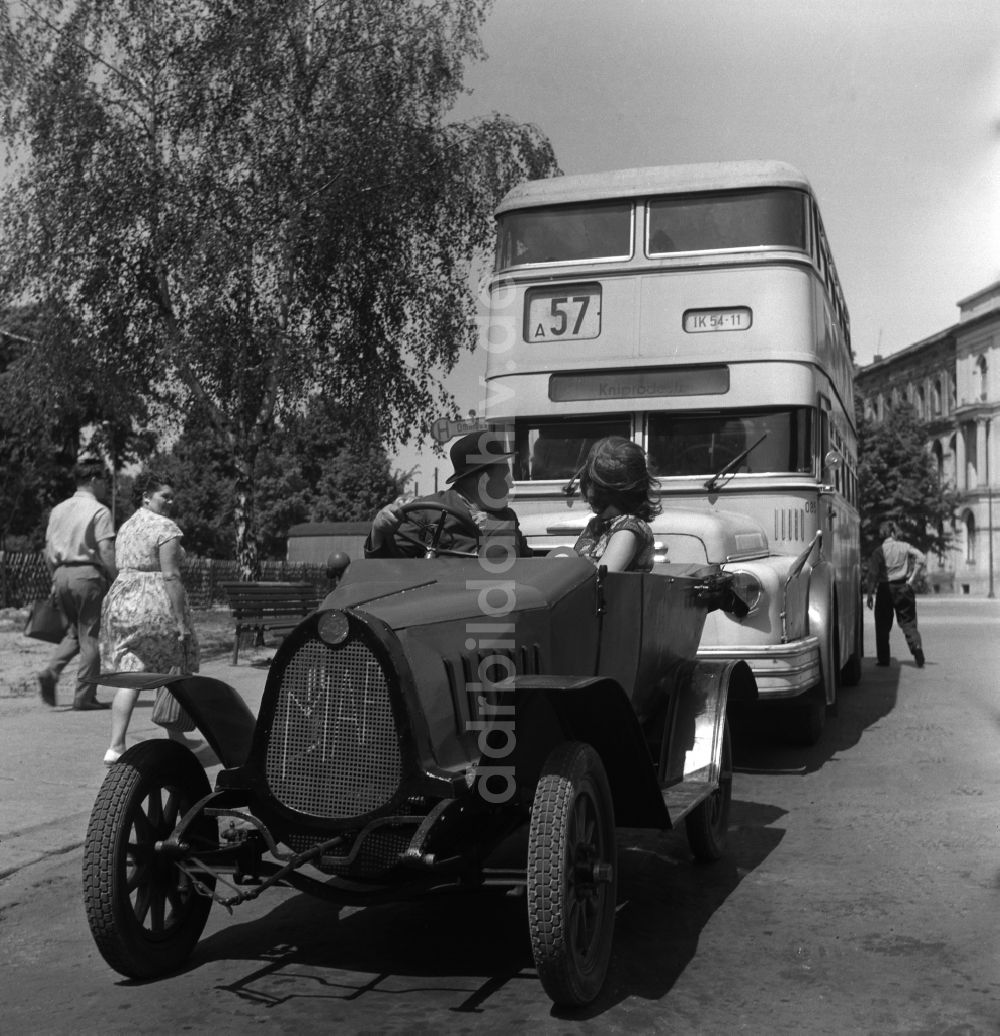 Berlin: Oldtimer F5 des Automobilherstellers MAF steht vor einem Bus der Linie 57 in Berlin in der DDR