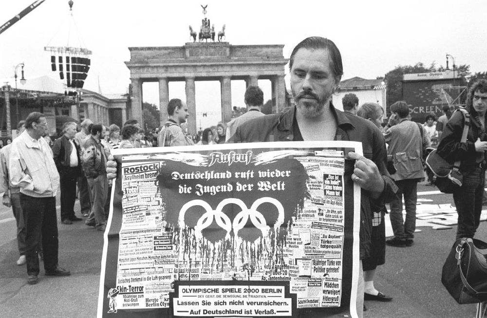 DDR-Bildarchiv: Berlin - Olympiafest am Brandenburger Tor in Berlin