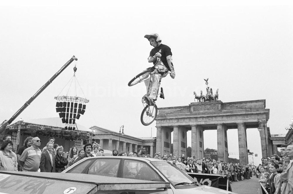 DDR-Fotoarchiv: Berlin - Olympiafest am Brandenburger Tor in Berlin