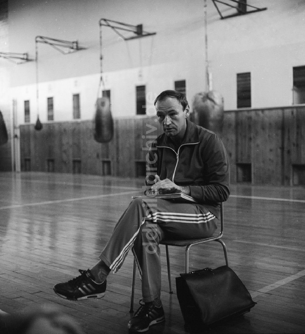 DDR-Bildarchiv: Frankfurt (Oder) - Olympiasieger im Boxen und Boxtrainer Manfred Wolke in Frankfurt (Oder) in Brandenburg in der DDR