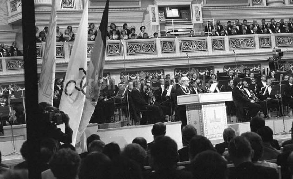 DDR-Bildarchiv: Berlin - Olympischer Orden für Honecker
