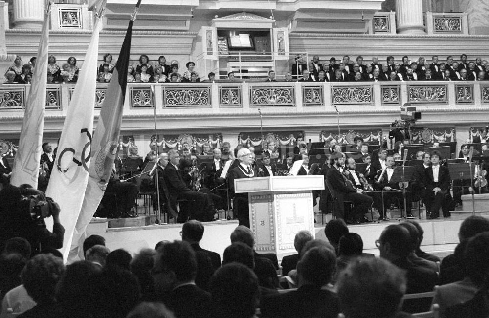 DDR-Fotoarchiv: Berlin - Olympischer Orden für Honecker