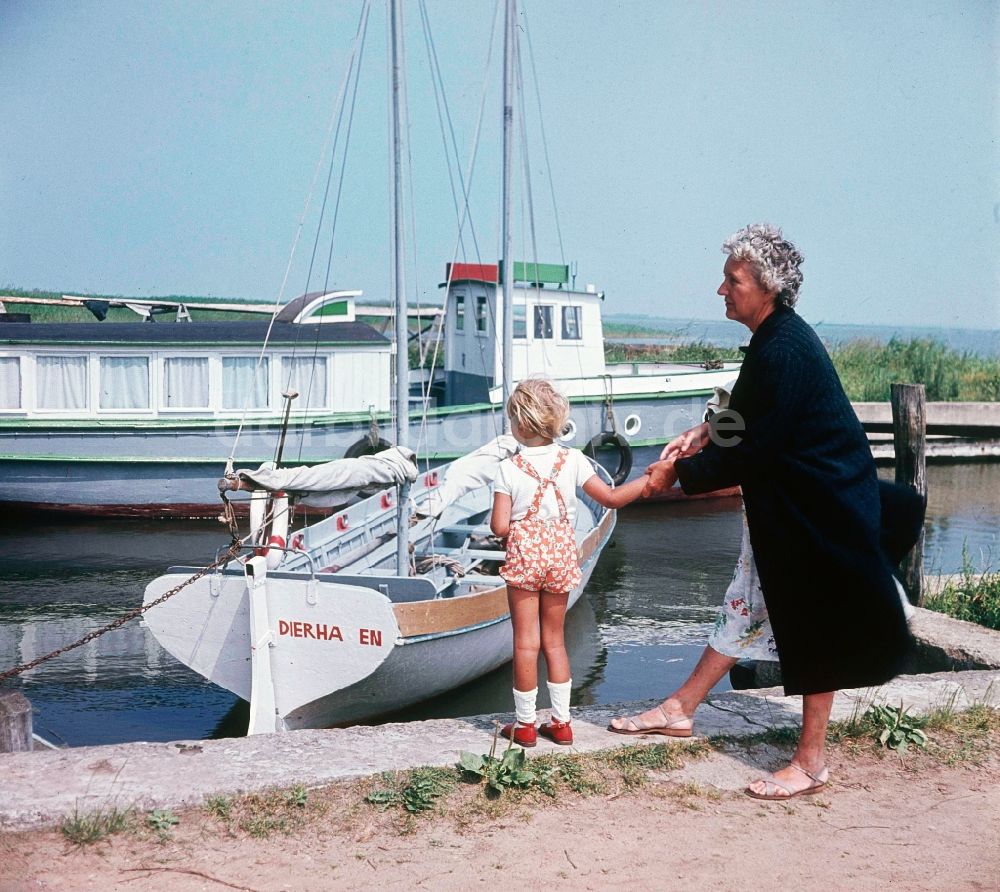 DDR-Fotoarchiv: Ahrenshoop - Oma mit Enkelkind im Sommerurlaub an der Ostsee in Ahrenshoop in Mecklenburg-Vorpommern in der DDR