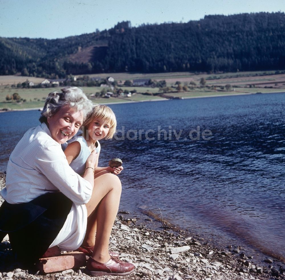 Ahrenshoop: Oma mit Enkelkind im Sommerurlaub an der Ostsee in Ahrenshoop in Mecklenburg-Vorpommern in der DDR