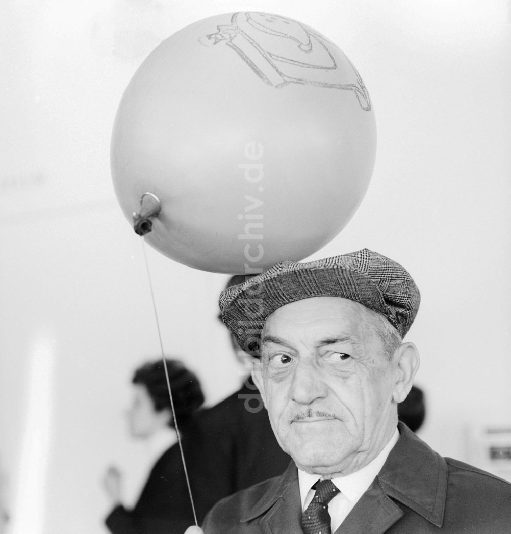 DDR-Fotoarchiv: Berlin - Opa mit Luftballon in Berlin, der ehemaligen Hauptstadt der DDR, Deutsche Demokratische Republik