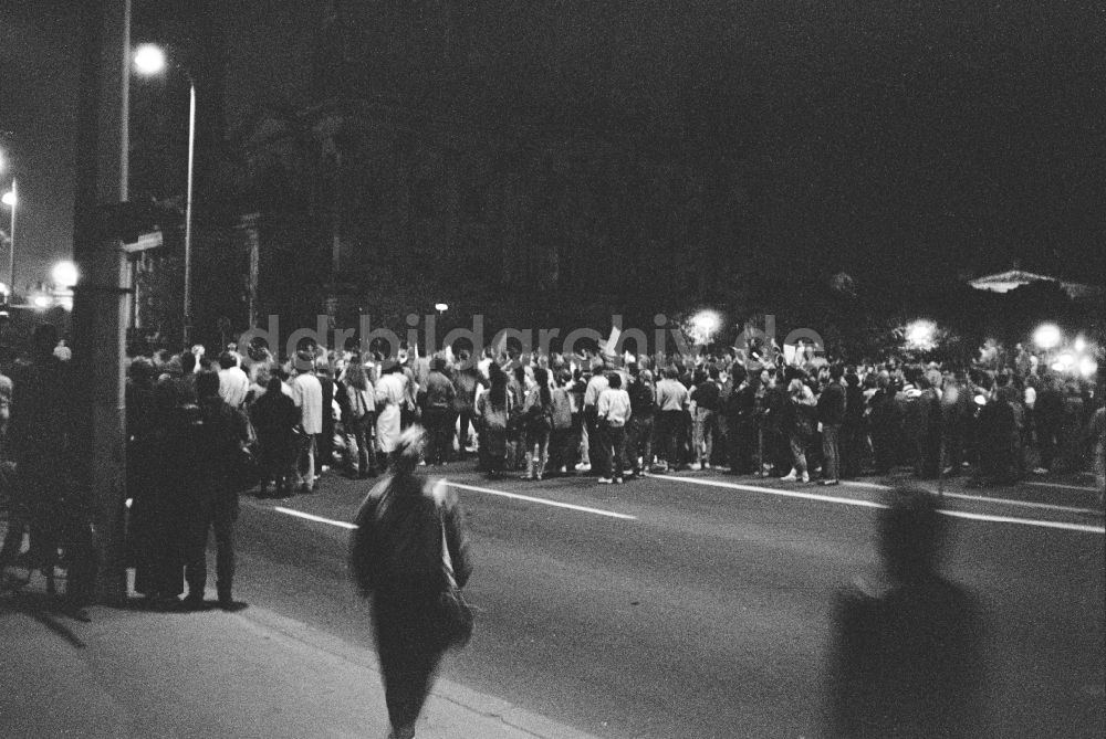 DDR-Bildarchiv: Berlin - Oppositionelle Demonstration mit Straßen- Protest - Unter den Linden in Berlin in der DDR