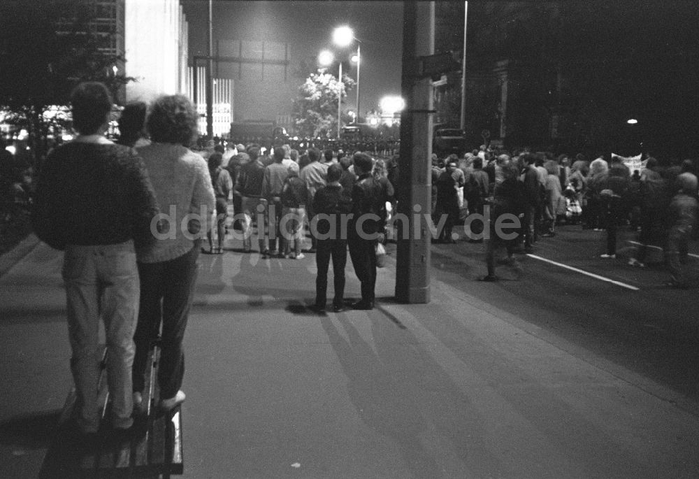 DDR-Bildarchiv: Berlin - Oppositionelle Demonstration mit Straßen- Protest - Unter den Linden in Berlin in der DDR