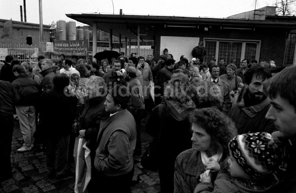 DDR-Fotoarchiv: Oranienburg - Oranienburger Stahlwerker protestieren 22.11.92 Foto: ND/Lange Umschlagnummer: 1211