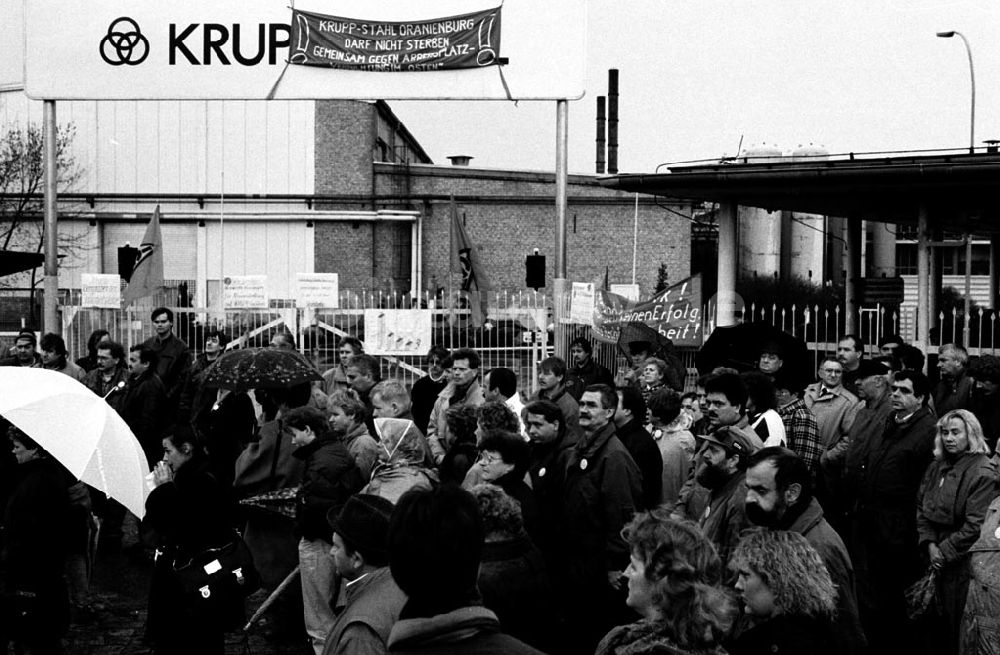 DDR-Bildarchiv: Oranienburg - Oranienburger Stahlwerker protestieren 22.11.92 Foto: ND/Lange Umschlagnummer: 1211