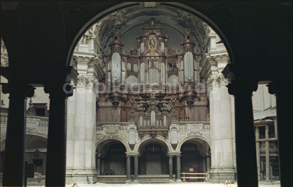 Berlin: Orgel im Kirchenbauwerk des Berliner Dom in Berlin in der DDR