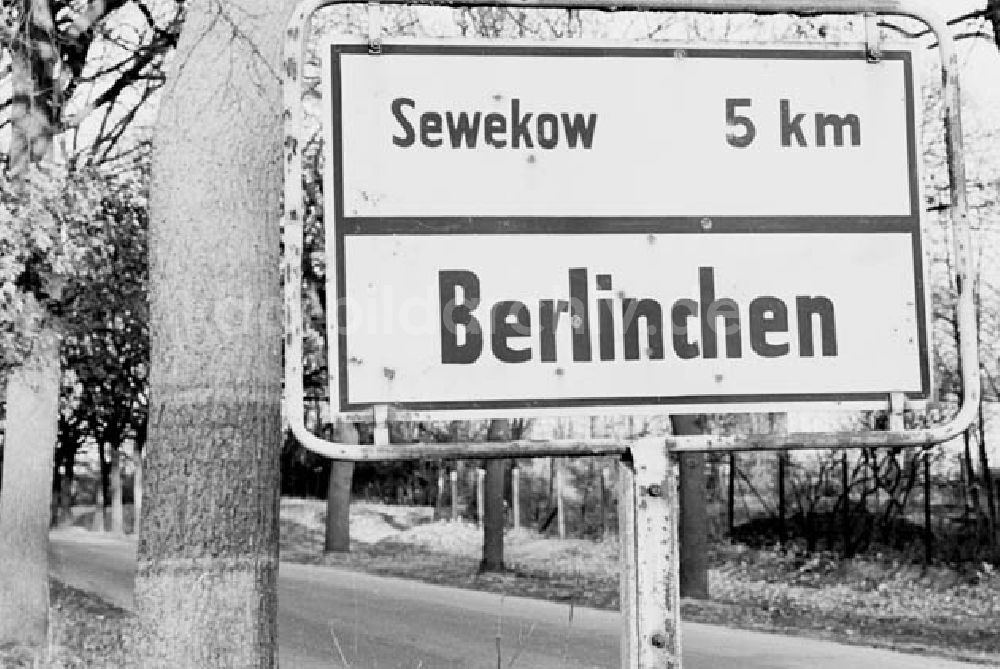 Brandenburg: 13.11.1986 Ortseingangsschild und Ausgangsschild von der Statd B