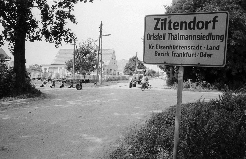 DDR-Bildarchiv: Ziltendorf - Ortseingangsschild von Ziltendorf in Brandenburg in der DDR