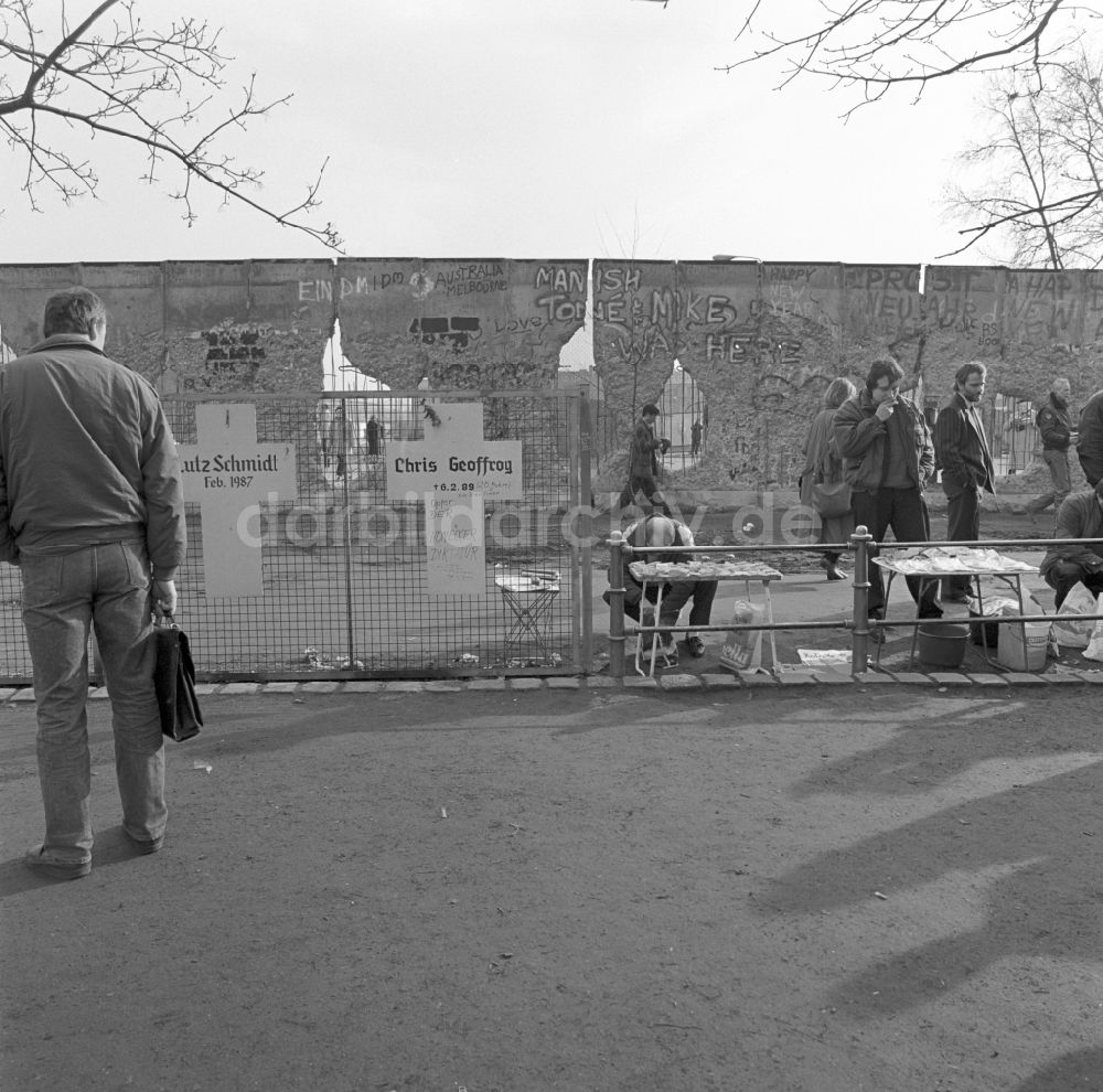 DDR-Bildarchiv: Berlin - Ostalgie- Souvenirhändler am Berliner Mauerstreifen in Berlin
