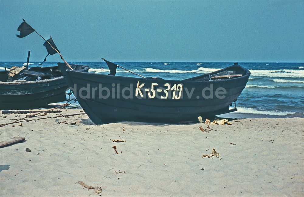 DDR-Fotoarchiv: Baabe - Ostseestrand mit Holz- Fischerboot in Baabe in der DDR
