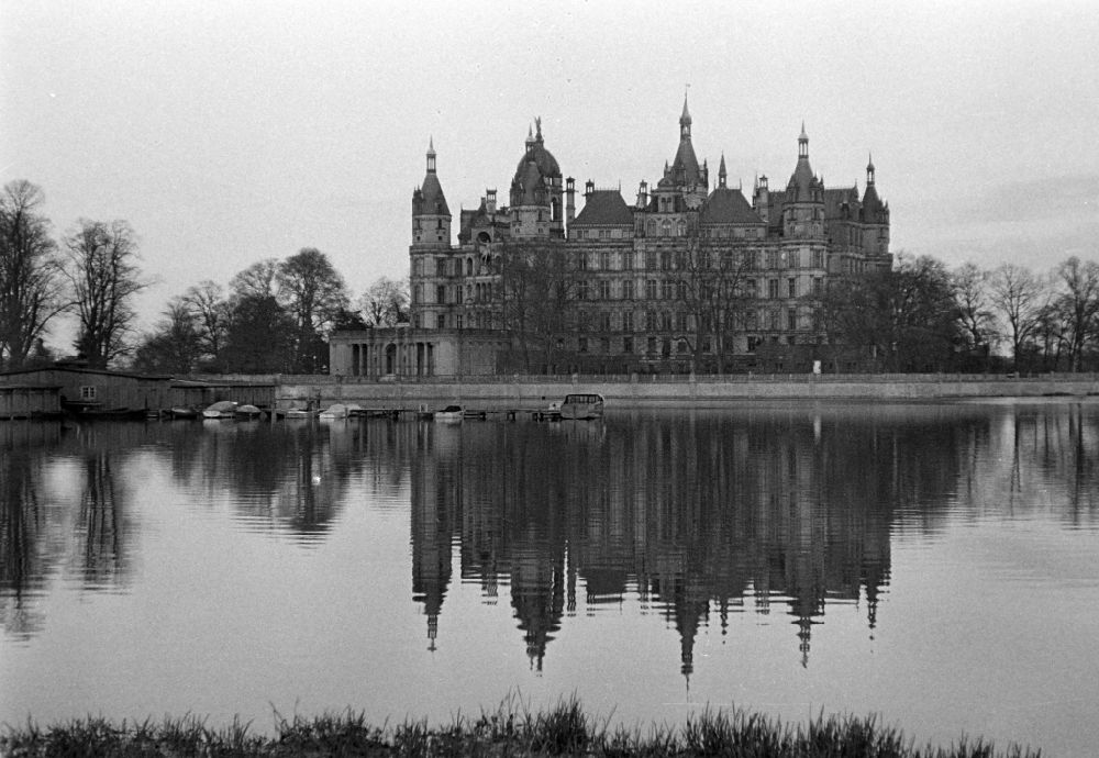 DDR-Bildarchiv: Schwerin - Palais des Schloss mit Spiegelung im Wasser in Schwerin in der DDR