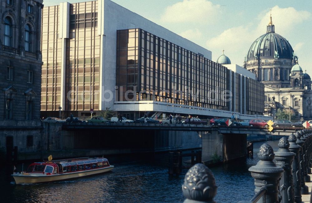 DDR-Fotoarchiv: Berlin - Mitte - Palast der Republik und den Berliner Dom am Ufer der Spree in Berlin - Mitte
