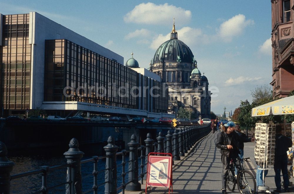 Berlin - Mitte: Palast der Republik und den Berliner Dom am Ufer der Spree in Berlin - Mitte