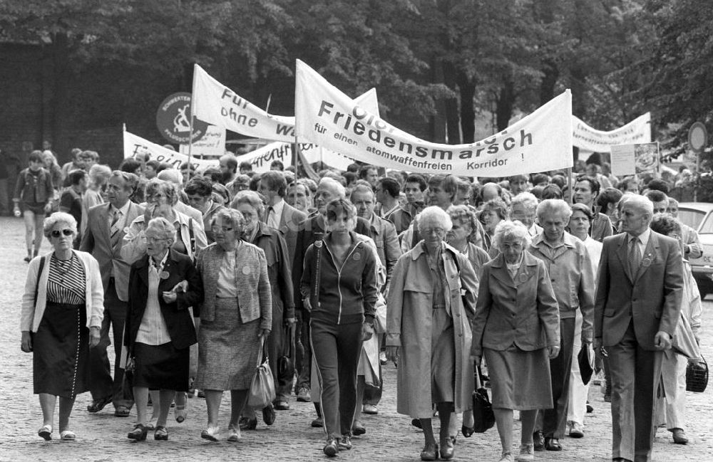 DDR-Bildarchiv: Ravensbrück - Palme-Friedensmarsch in Ravensbrück