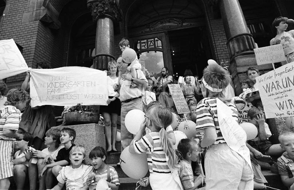 DDR-Bildarchiv: Berlin / Pankow - 04.06.92 Pankower Kindergarten-Protest vor dem Rathaus