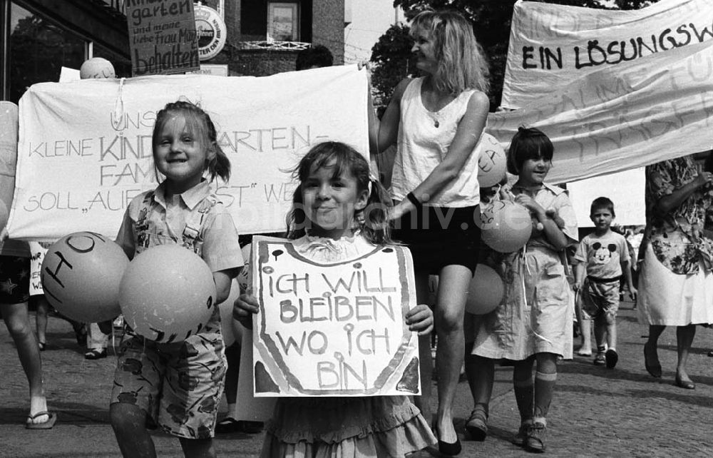 Berlin / Pankow: 04.06.92 Pankower Kindergarten-Protest vor dem Rathaus