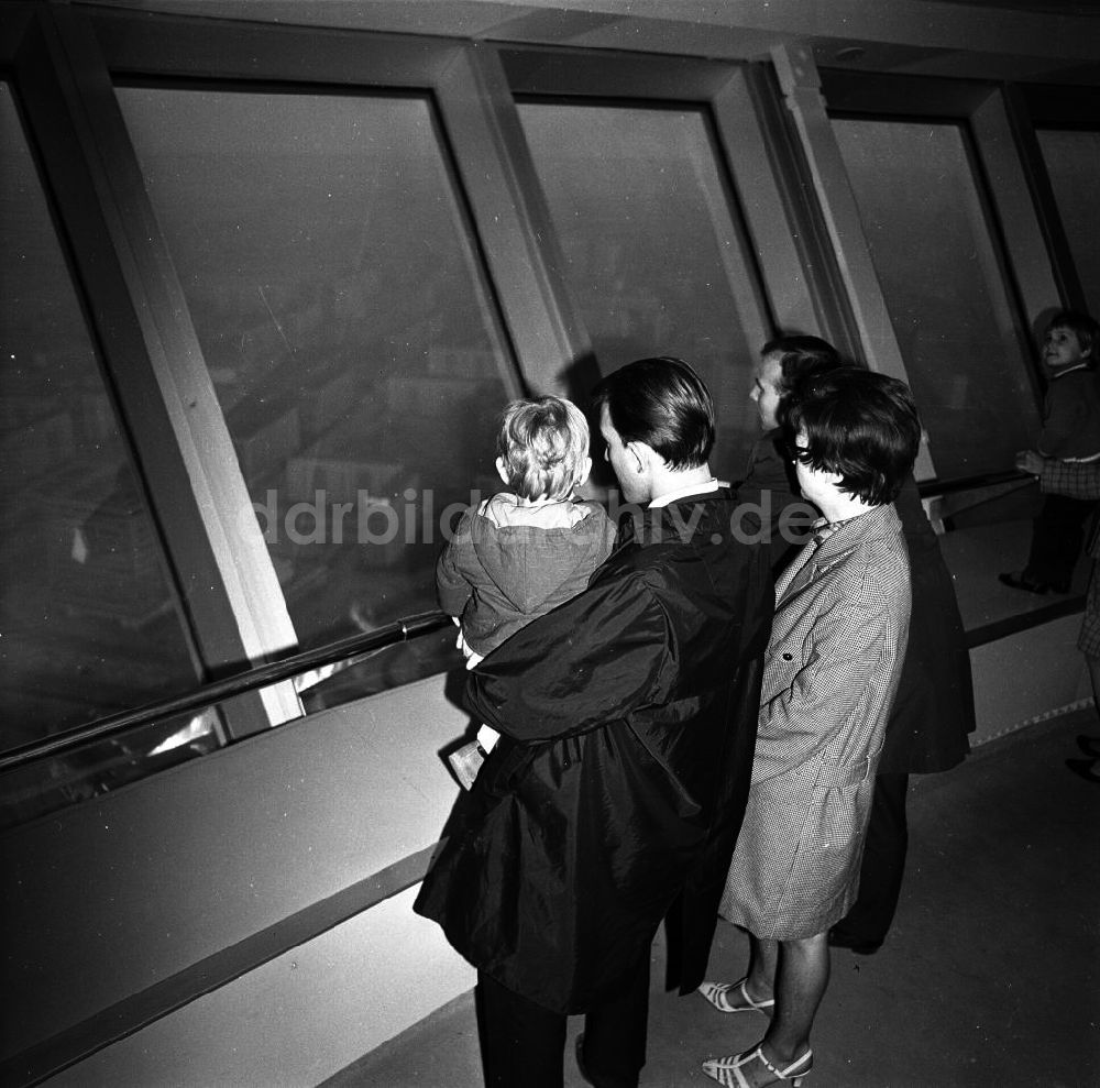 DDR-Bildarchiv: Berlin - Panoramaetage im Berliner Fernsehturm 1969