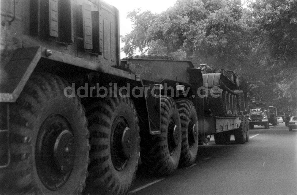 DDR-Bildarchiv: Wünsdorf - Panzertechnik der GSSD auf einem Tieflader in Wünsdorf in Brandenburg in der DDR