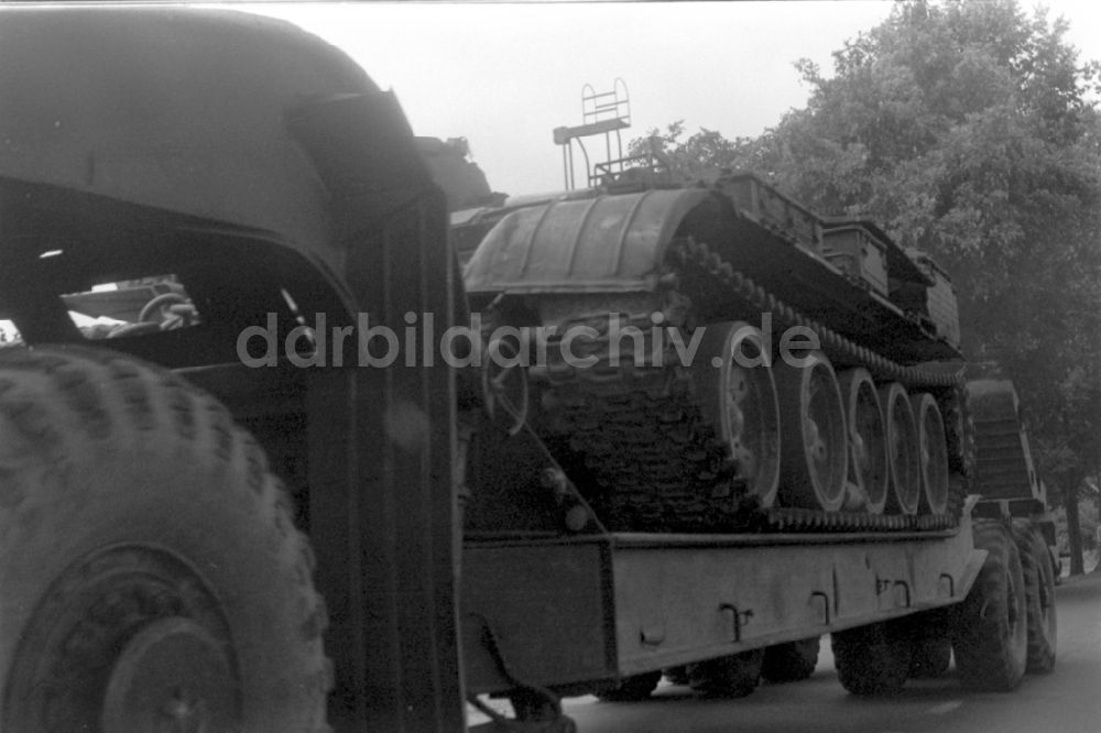 DDR-Fotoarchiv: Wünsdorf - Panzertechnik der GSSD auf einem Tieflader in Wünsdorf in Brandenburg in der DDR