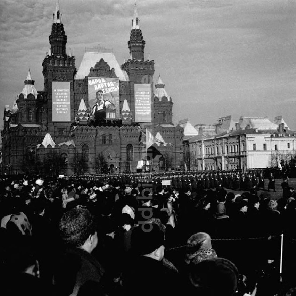 Moskau: Parade in Moskau Jahrestag der Revolution Foto: Schönfeld