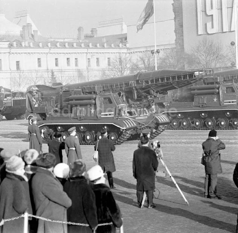 DDR-Bildarchiv: Moskau - Parade in Moskau Jahrestag der Revolution Foto: Schönfeld