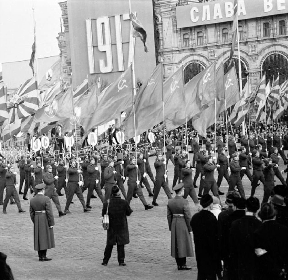 DDR-Fotoarchiv: Moskau - Parade in Moskau Jahrestag der Revolution Foto: Schönfeld