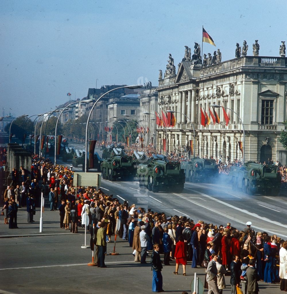 DDR-Fotoarchiv: Berlin - Parade der NVA anlässlich der 10. Weltfestspiele der Jugend und Studenten in Berlin im heutigen Bundesland Berlin