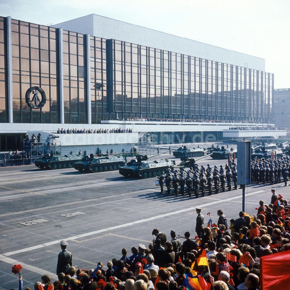 DDR-Bildarchiv: Berlin - Parade der NVA vor dem Palast der Republik zum 28. Jahrestag der