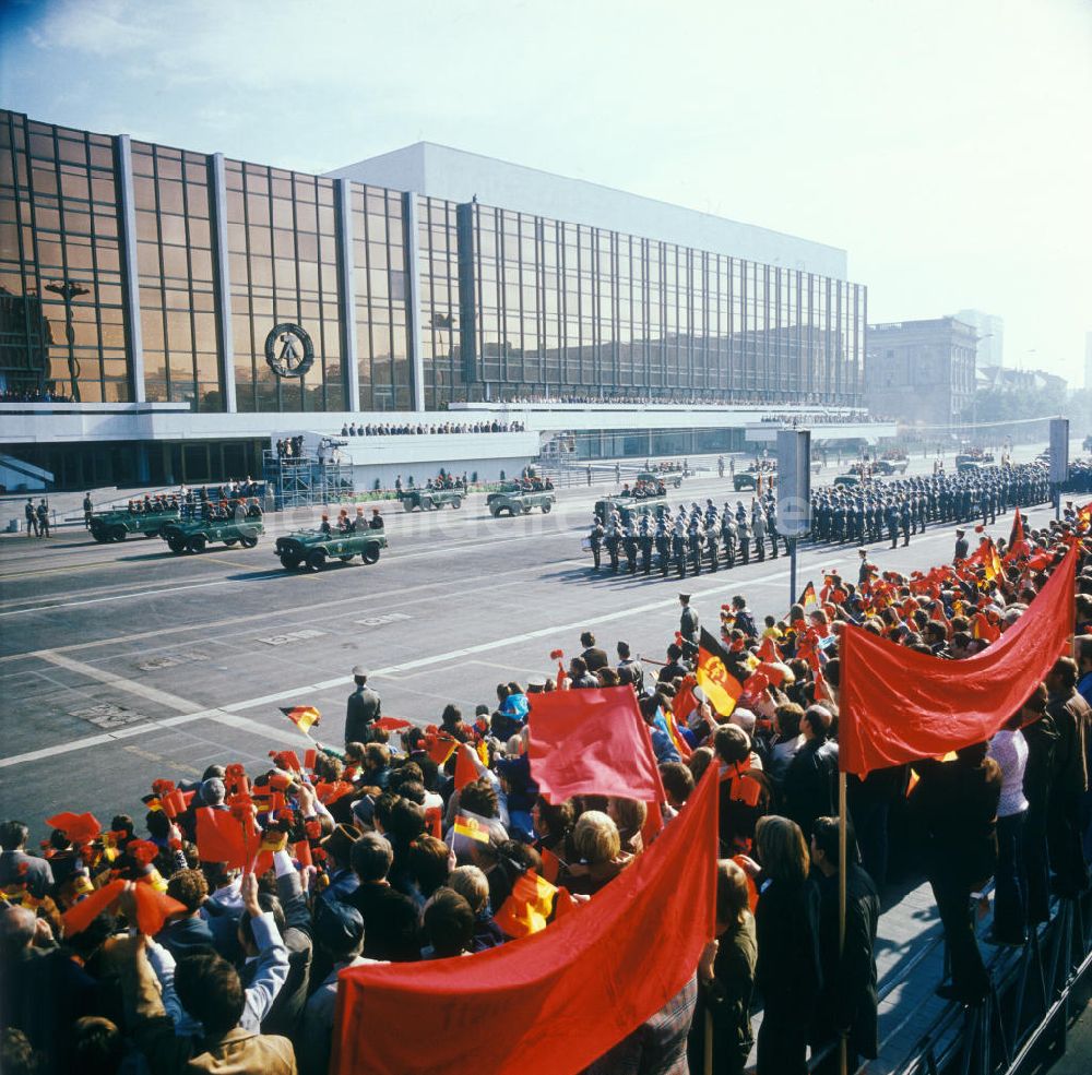 Berlin: Parade der NVA vor dem Palast der Republik zum 28. Jahrestag der