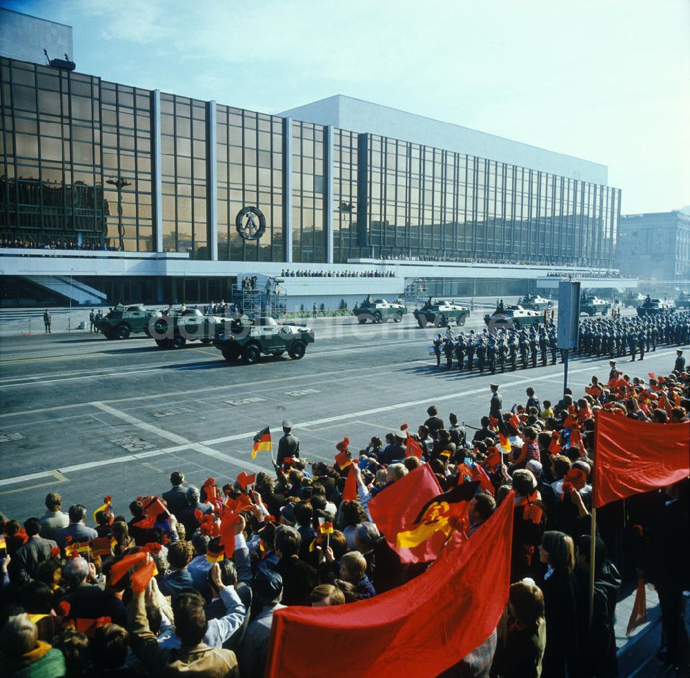 DDR-Fotoarchiv: Berlin - Parade der NVA auf dem Schlossplatz