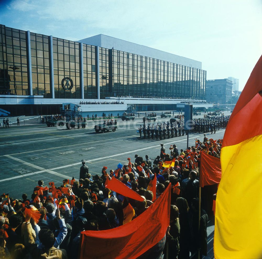 Berlin: Parade der NVA auf dem Schlossplatz